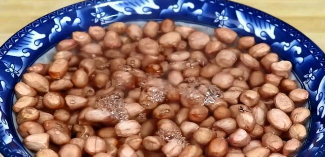 用香炸花生米做美食的详细教程（如何利用香炸花生米为自己和家人制作美味佳肴）