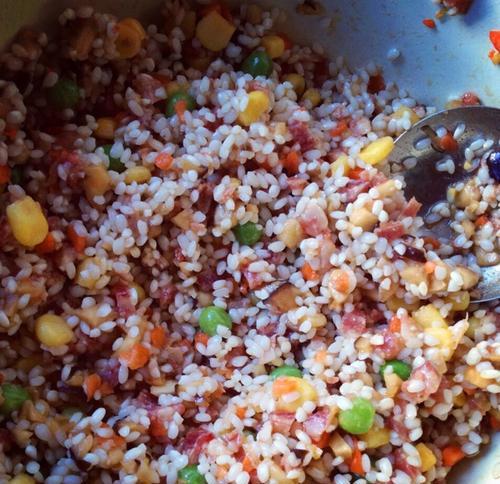 咸蛋糯米蒸肉饼的制作方法（一道口感独特、香气四溢的美食佳肴）