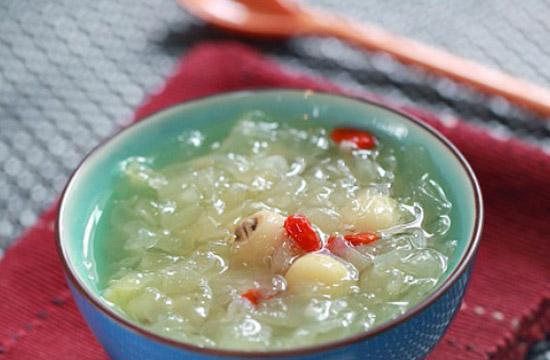 营养美味的银耳莲子黑芝麻粥（健康养生美味滋补，享受最佳早餐体验）