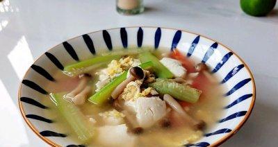 香喷喷的以西红柿鸡蛋烧丝瓜豆腐（一道美味的家常菜）