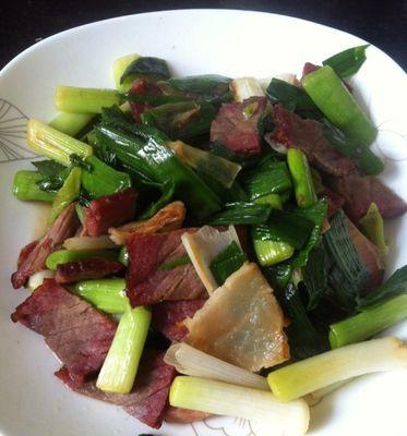 以蒜苗炒腊肉，口感鲜美的家常菜（蒜香浓郁，鲜嫩有味的美食享受）