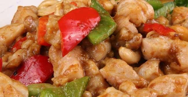 双椒腰果鸡丁，让你尝尽口感丰富的美味佳肴（红绿色调相间，香辣爽口的家常菜）