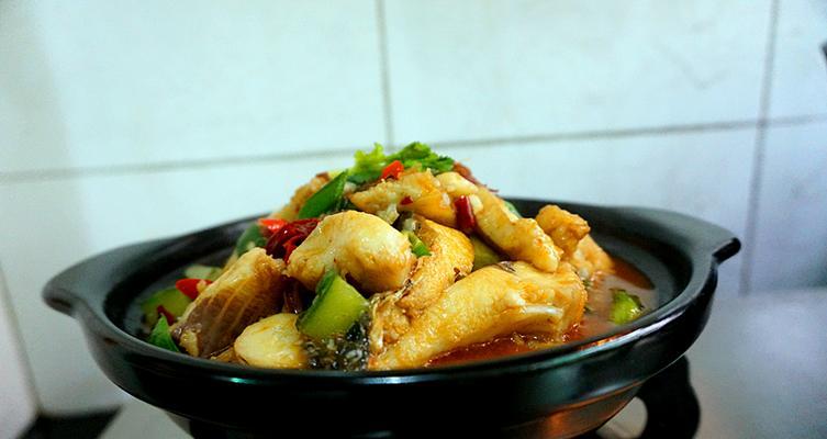如何制作美味的沙锅麻辣鱼（以口感鲜美、香辣可口为特色，享受正宗川菜美食）