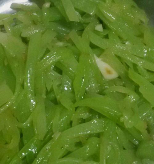 以素炒莴笋丝，美味健康又简单！（营养丰富的莴笋，如何最好地呈现它的美味？）
