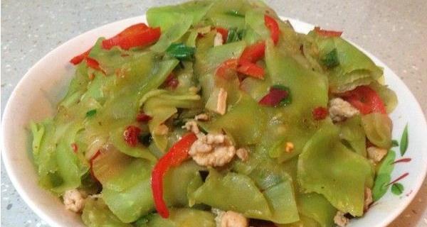 清爽可口的莴笋片炒肉（家庭料理菜谱，健康美味两不误）
