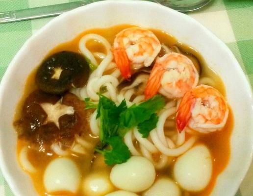 家常美食之香菇虾仁面（香菇与鲜美虾仁的完美融合，家庭美食快速上桌）