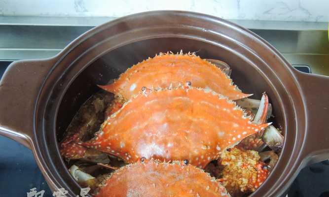 美味鸭蛋黄焗梭子蟹（传统海鲜佳肴的制作方法）