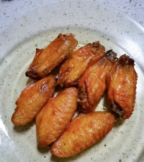 用酸奶烤出的香嫩鸡翅（简单易学，让你快速掌握制作方法）