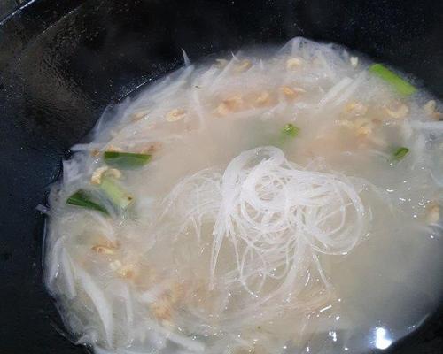 一碗清爽鲜美的虾米萝卜汤（家常美味，营养满分）