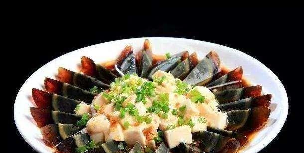 蒜香凉拌皮蛋豆腐（简单健康的夏日美食）