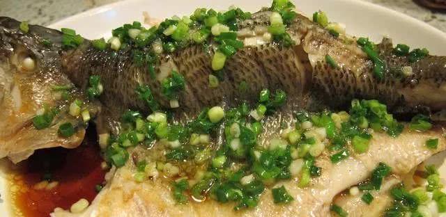 香葱香菇烤鲈鱼的做法（健康美味的海鲜料理）
