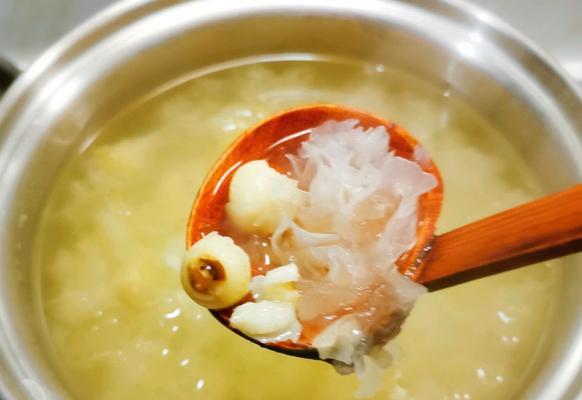 桃胶银耳莲子汤的做法（滋补润燥，养颜美容的佳品）