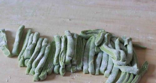 手工擀面，做出美味疏菜面（学会正确的擀面技巧，轻松搭配疏菜制作美味）