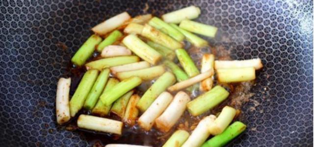 美味健康的小红虾炒嫩方瓜（以小红虾为主材，搭配清爽嫩方瓜，营养丰富，美味可口。）