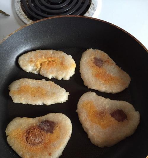 美味香煎粽子的制作方法（传统美食的创新变革，外酥里嫩好味道）