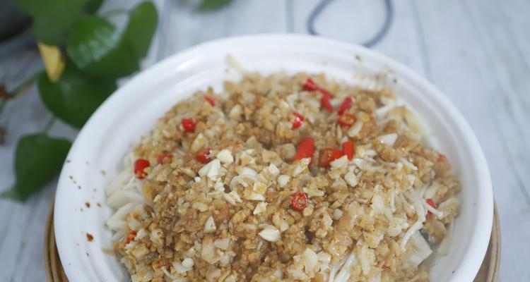 蒜蓉蒸鲜金菇粉丝，清香美味，诱人食欲（一道简单易做的美食佳品，让你轻松体验中式美味）