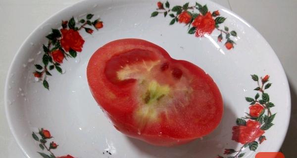 西瓜皮炒西红柿，清爽可口的夏日佳品（健康环保的小清新菜谱，以西瓜皮为主料，兼具美味和营养）