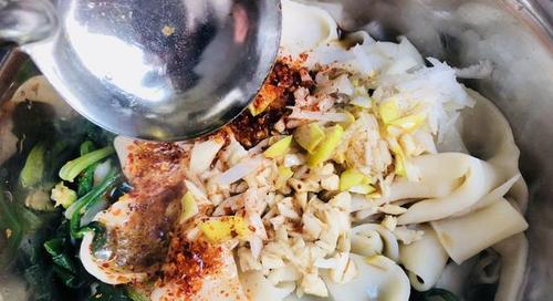 手把手教你如何制作美味的油泼烩面（传统口感，家庭美食，美味与健康兼备）