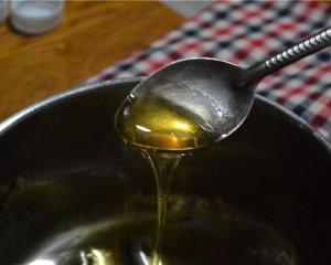 教你用转化糖浆做出美味的广式月饼（必备的制作技巧和窍门，让你的月饼更加完美）