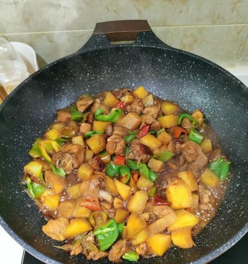 土豆黄焖鸡的制作方法（鲜香可口的家常美食，做法简单易学！）