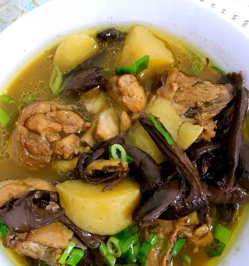 用小鸡炖蘑菇土豆，制作美味健康佳肴（一份营养丰富的家常美食，打造美味味蕾盛宴）
