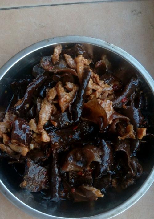 丝瓜炒木耳，清爽可口的夏日蔬菜佳肴（健康美味的素食配菜，丝瓜和木耳的完美组合）