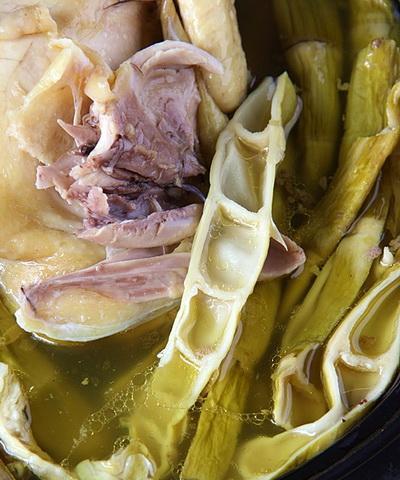 以莴笋鸡汤为主题的健康食谱（绿色营养，滋补养生，莴笋鸡汤的做法与食用禁忌）
