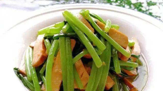 家常美食——茼蒿香干小炒（传统食材的美味变身，茼蒿香干小炒的制作方法详解）