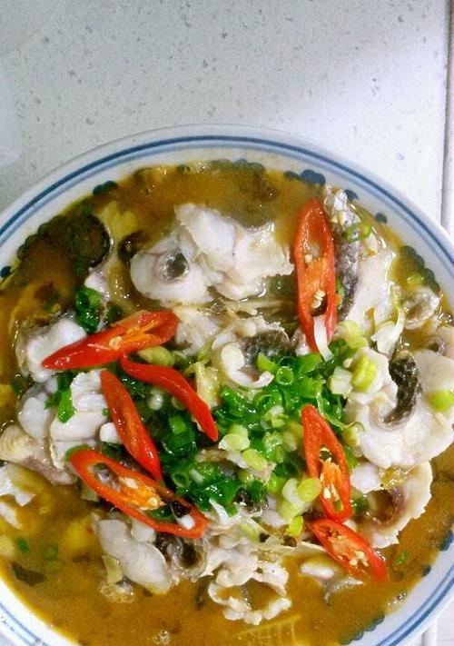 酸菜烧鲫鱼的做法（家常美味鲜香十足，炖出一盘好滋味）