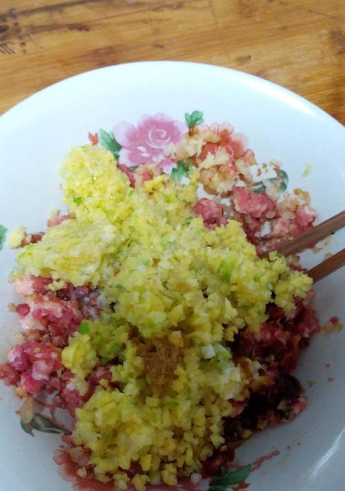 教你制作美味可口的虾仁白菜猪肉馅饺子（馅料新鲜，入口鲜美！轻松制作，做出口感极佳的饺子！）