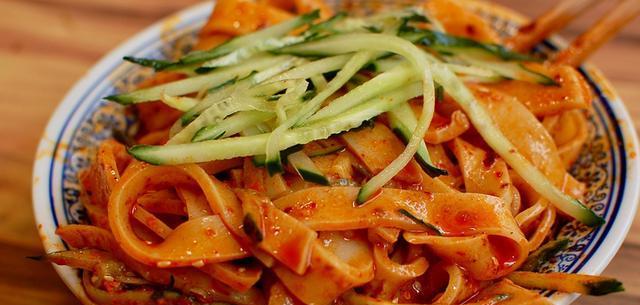 享受西安小吃美味-学习凉皮的制作方法（传统美食的经典-以西安凉皮为例）