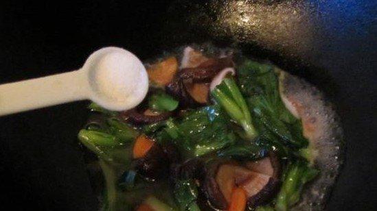 美味香菇青菜汤的做法（健康营养又简单，快速轻松制作）