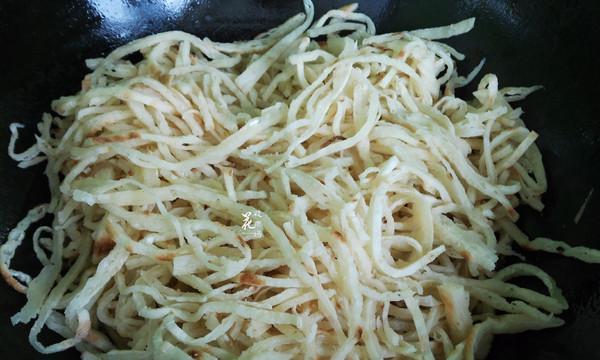 用土豆丝制作的美味炒饼（简单易学的土豆丝炒饼做法让你成为厨房大师）