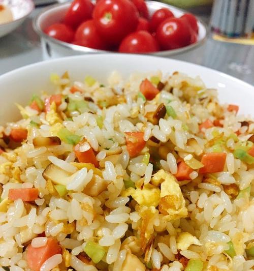 以什锦火腿炒饭为主材料的家常美食（炒出口感绝佳的什锦火腿炒饭，让你在家也能尝到餐厅般的美味）