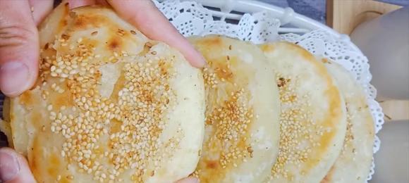 香气扑鼻的三角烧饼（用烤箱制作美味三角烧饼，美食爱好者必看！）