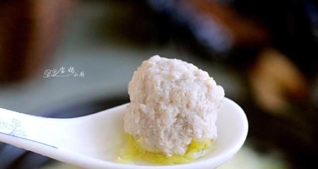 水煮嫩肉丸的美味制作方法（口感细腻，汤汁鲜美，健康美食不容错过）