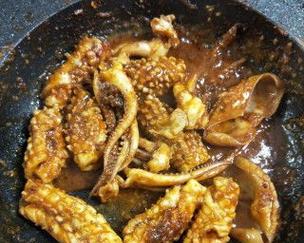 美味易做的蒜香烤鱿鱼（烤出鲜嫩口感，一口咬下让人回味无穷）