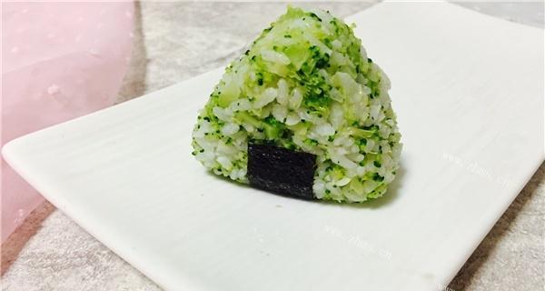 营养美貌便当，轻松做出西兰花饭团（15个步骤，手把手教你制作）