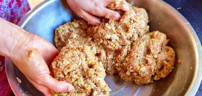 油炸馍丸子的制作方法（传统美食，口感鲜美，一起来学做吧！）