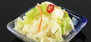 酸菜腌制的制作方法及注意事项（手把手教你腌制出美味可口的酸菜）