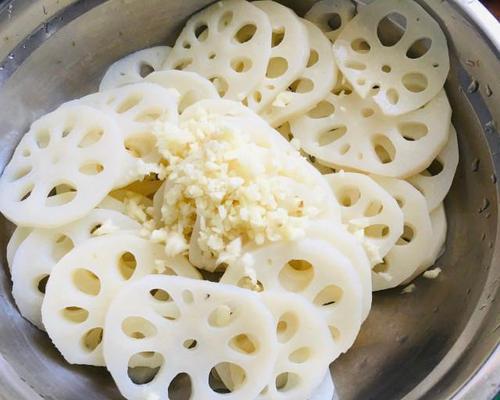 蒜香腐乳炒莲藕，鲜香可口的家常菜（做法简单，营养丰富，让你回味无穷）