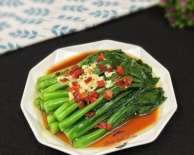 美味可口的蒜香油菜芯做法（用新鲜油菜芯和大蒜一起烹制，教你制作蒜香油菜芯，让你回味无穷）