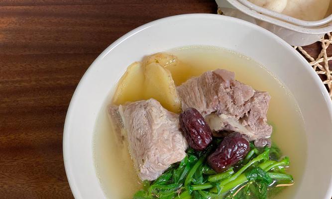 慢炖营养西洋菜汤（以鲜虾、肉骨头为原材料，香浓美味，食材丰富。）