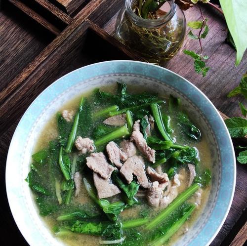 家常猪杂汤的制作方法（以水煮酸笋为主要食材的美味汤品）