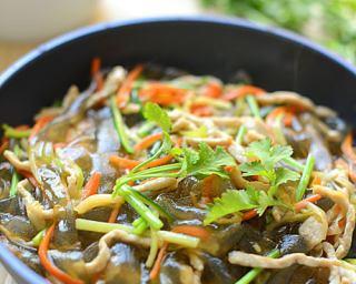 尝试制作肉丝炒大拉皮，美味感受满满（传统口味美食，肉香与面皮的完美结合，尝尝鲜！）