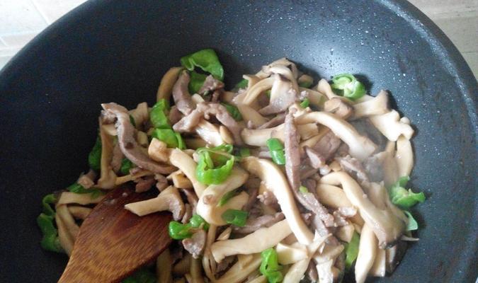 手撕杏鲍菇炒肉片（家常美食简单好做）