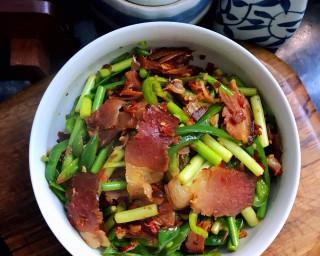 小炒腊肉，口感绝佳的传统美食（传承百年的经典美味，家庭厨房必备的一道菜品）