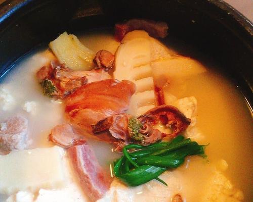 清爽煮笋片，莴笋咸肉配味道（以莴笋咸肉煮笋片的做法及食材搭配）