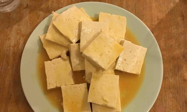 颠覆传统豆腐做法，加入香椿融合口感（颠覆传统豆腐做法，加入香椿融合口感）