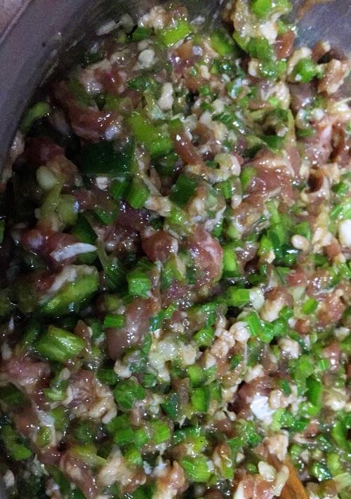 香干猪肉馅饺子的制作方法（教你如何制作美味的香干猪肉馅饺子）